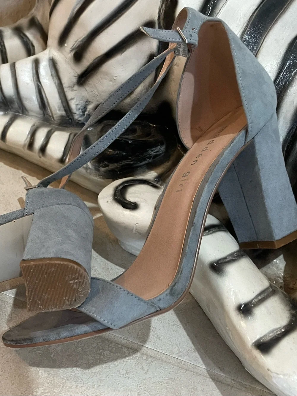 Madden Girl Beella light blue/gray suede ankle strap dress sandals Preowned SZ 8